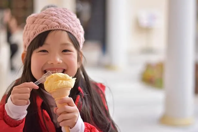 おやつを食べる女の子